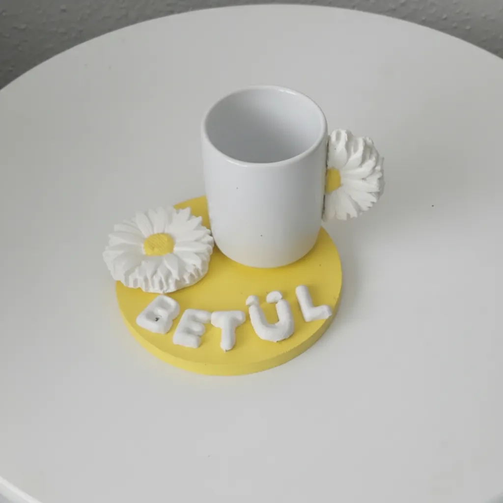 Kişiye Özel İsimli ve Papatya Detaylı Taş Tozu Fincan