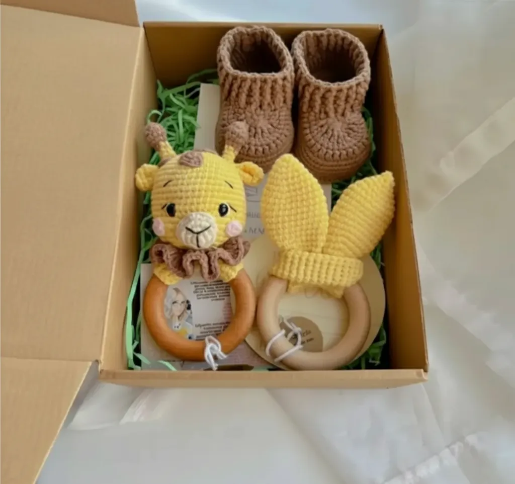 Amigurumi Bebek Hediye Seti - Zürafa Oyuncak, Örgü Patik ve Diş Kaşıyıcı