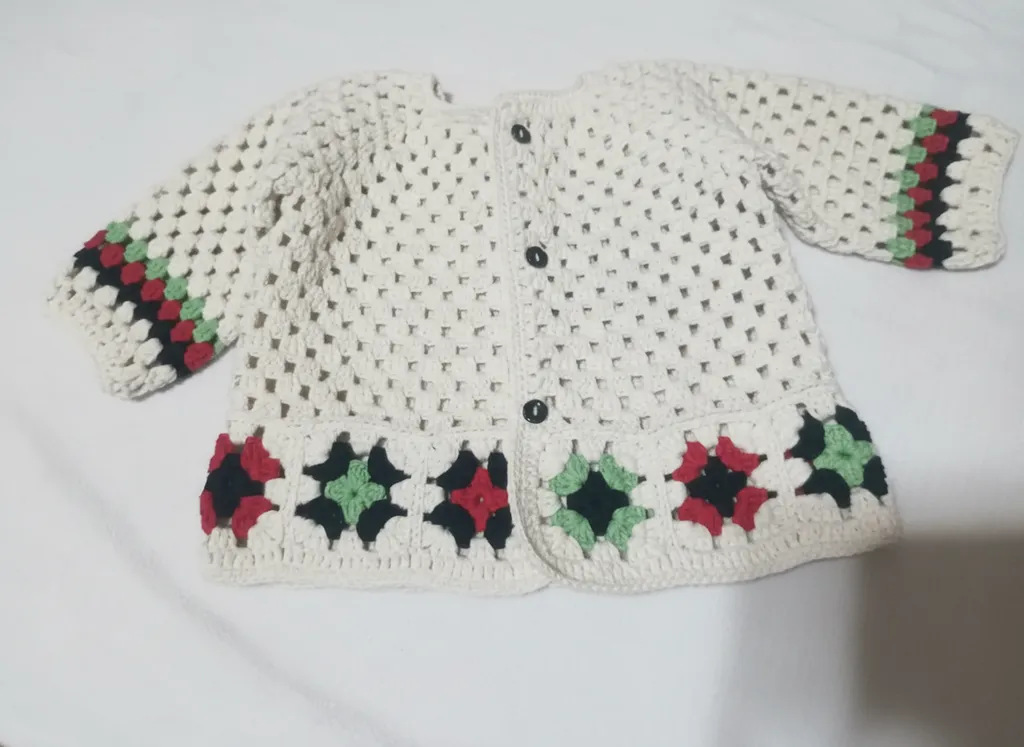 Örgü Bebek Hırka - Krem Renkli, Desenli, Düğmeli, El Emeği