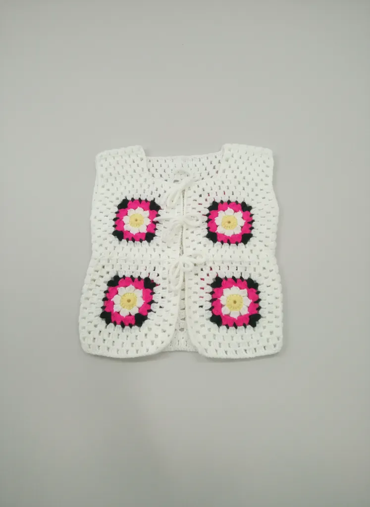 Motifli Örgü Bebek Yeleği - Bağcıklı, Beyaz Renkli, El Emeği