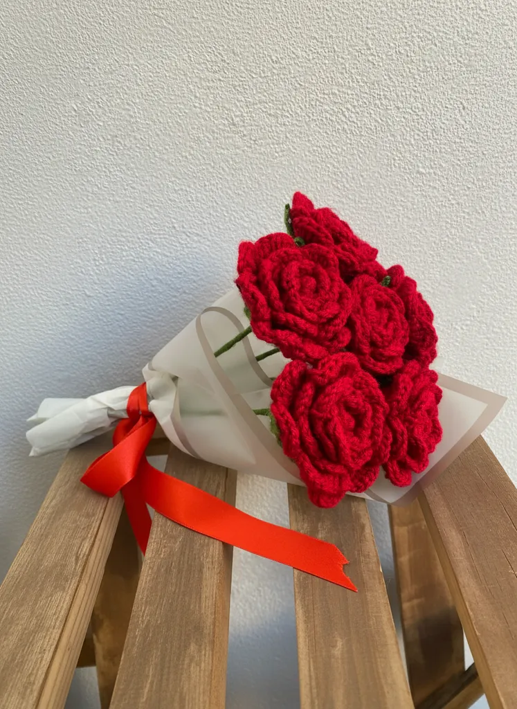 Kırmızı Örgü Gül Buketi - 5 Adet, Jelatin Ambalajlı ve Kurdeleli