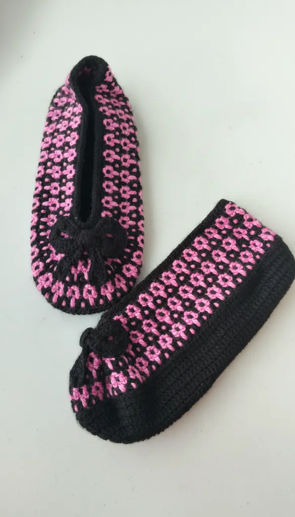 Siyah Pembe Desenli Örgü Babet Patik - El Emeği Göz Nuru