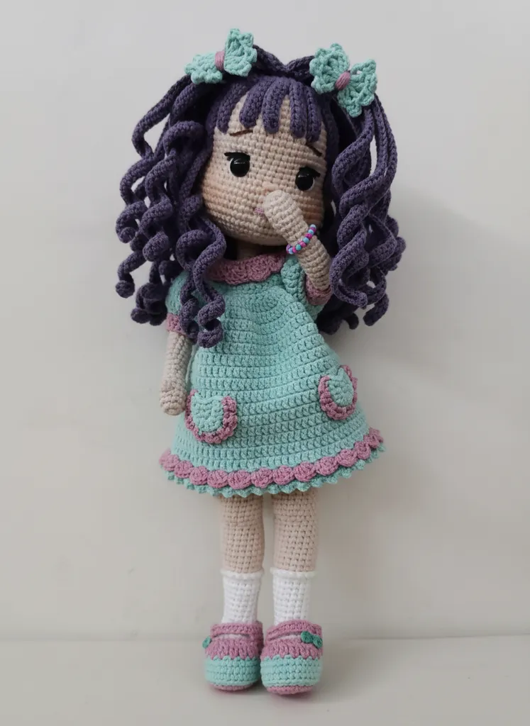 Mor Saçlı Örgü Amigurumi Bebek - Mavi Elbiseli, El Emeği Oyuncak