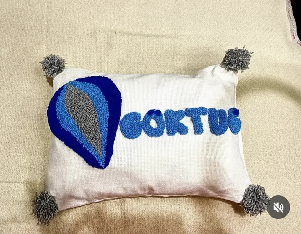 Beyaz Bebek Odası Dekoratif Yastık - Balon ve İsim İşlemeli