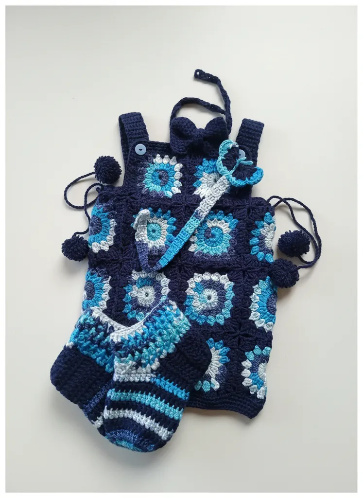 Mavi Tonlarında Örgü Bebek Tulumu, Patik, Papyon ve Emzik Askısı Seti