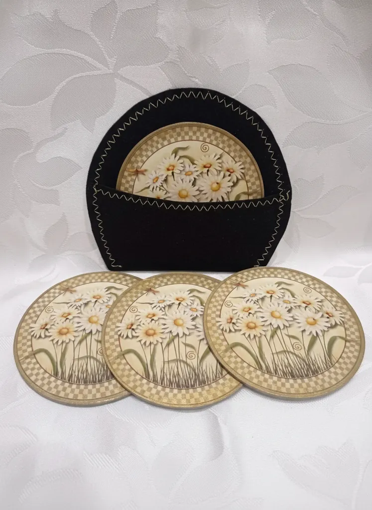 Papatya Desenli Ahşap Bardak Altlığı Seti - Keçe Keseli 4'lü El Yapımı