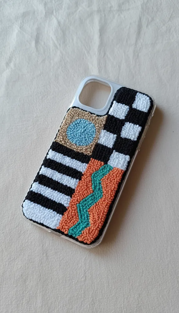 iPhone 14 Plus Uyumlu Turuncu Geometrik Desen Punch Telefon Kılıfı