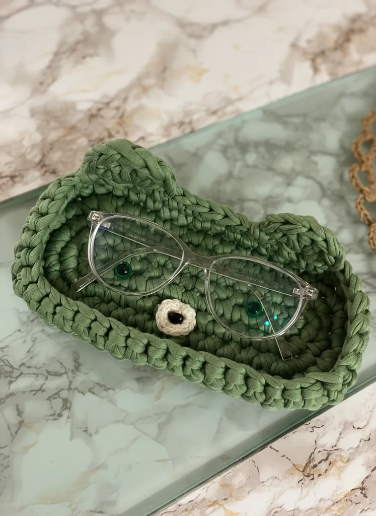 Knitted Glasses and Jewelry Organizer from Green T-shirt Yarn - Handmade