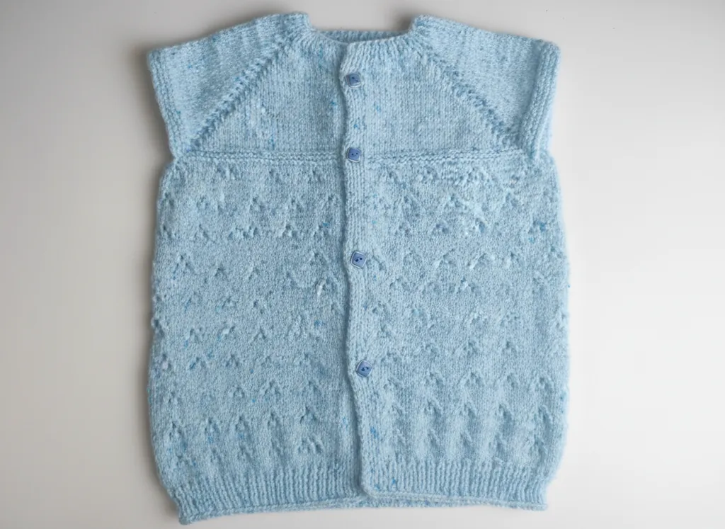 Mavi Örgü Erkek Bebek Yeleği - Düğmeli, Desenli, El Emeği