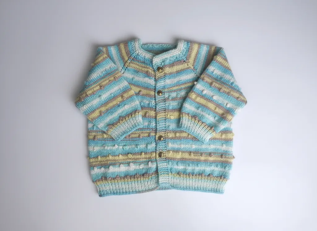 Mavi, Sarı ve Kahverengi Tonlarında Örgü Erkek Bebek Yeleği