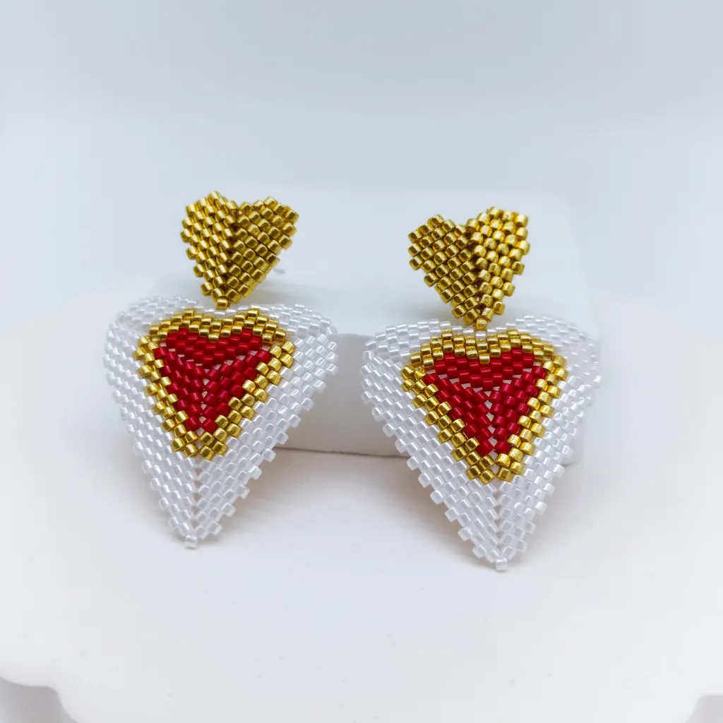 Kalp Motifli Miyuki Boncuk Küpe - Kırmızı, Beyaz ve Altın Renkli