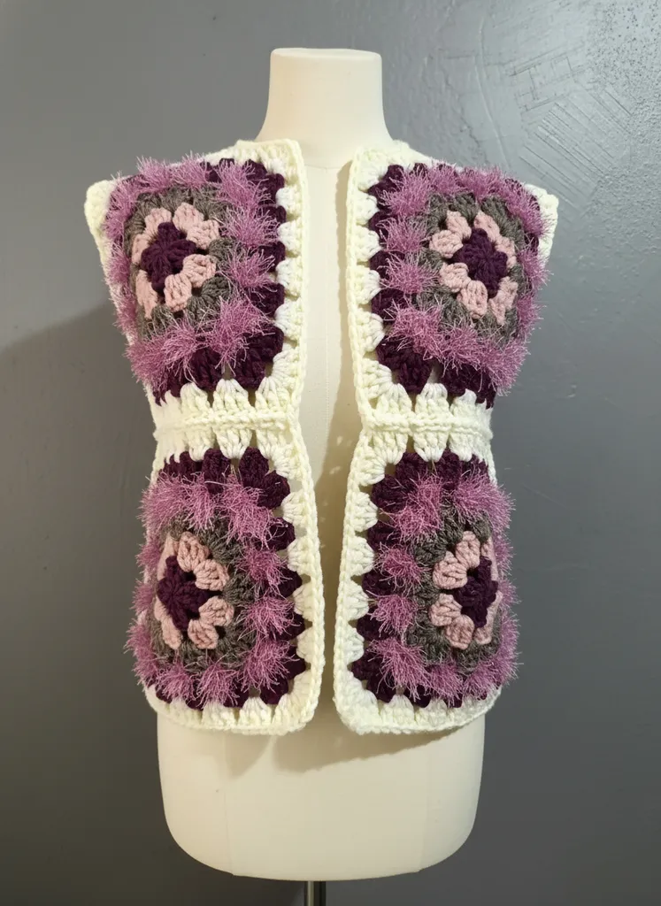 Örgü Motifli Tüylü Bohem Yelek - Krem ve Mor Renkli, El Emeği