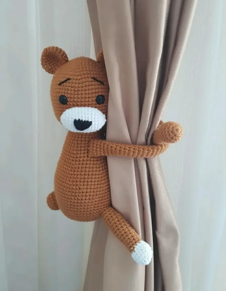 Kahverengi Örgü Ayıcık Amigurumi Perde Tutucu - El Emeği Oyuncak