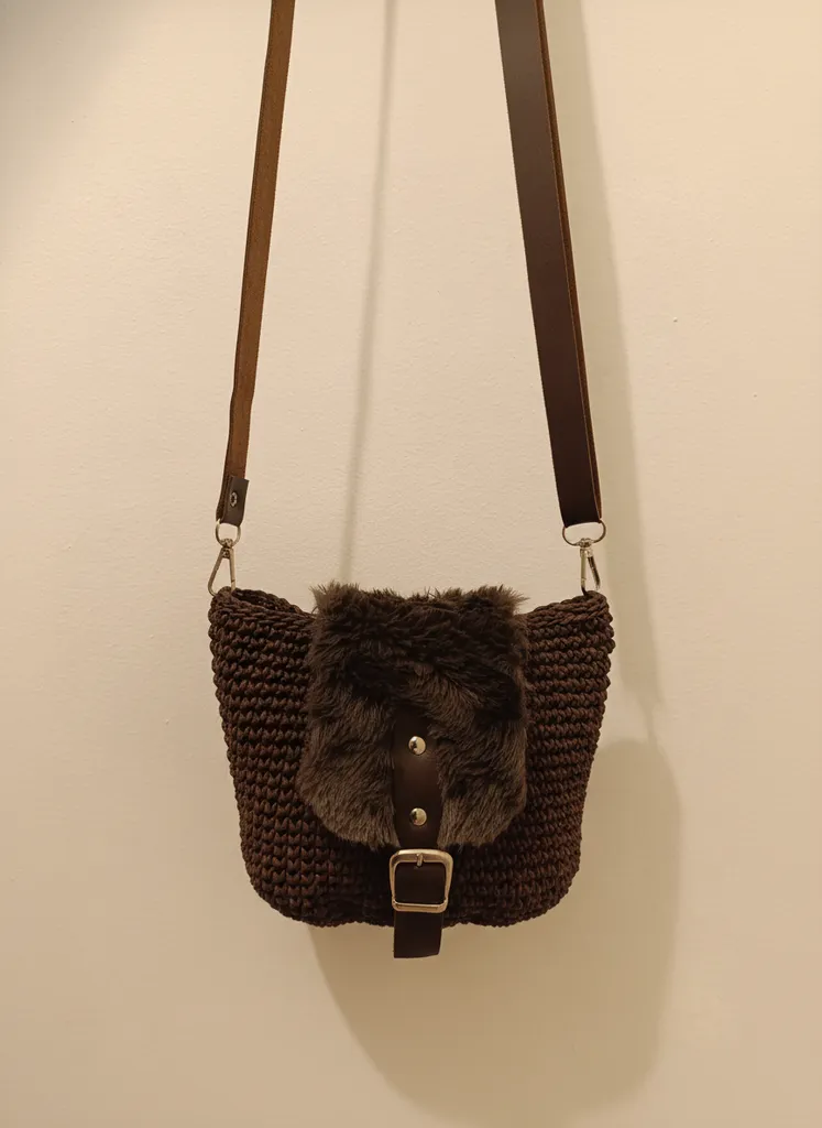Kahverengi Örgü Postacı Çantası - Kürklü Detaylı ve Deri Askılı