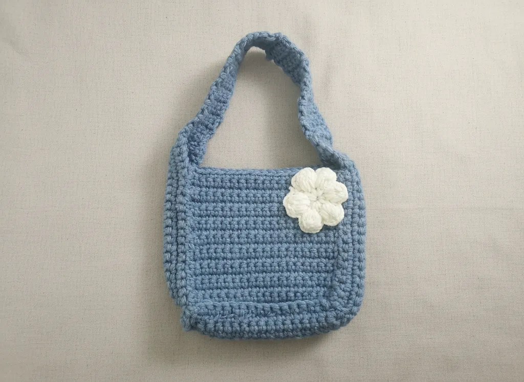 Mavi Örgü Mini Çanta - Çiçek Detaylı El Yapımı Çocuk Çantası