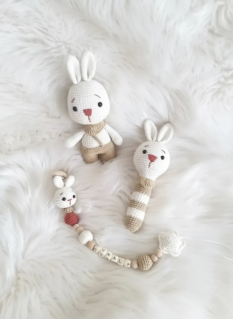 Örgü Oyuncak Tavşan Seti - Çıngırak ve Emzik Askısı - El Emeği