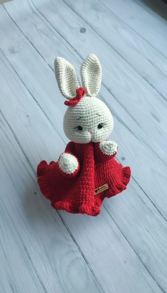 Örgü Oyuncak Tavşan Bebek - Kırmızı Elbiseli Amigurumi El Kuklası