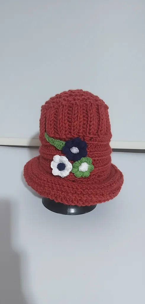 Kırmızı Örgü Yetişkin Bere - Çiçek Detaylı ve El Emeği