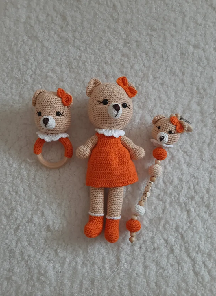 Turuncu Elbiseli Örgü Ayıcık Bebek Oyun Seti - Dişlik ve Çıngırak