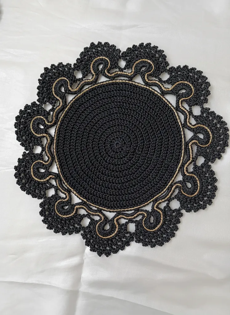 Siyah ve Gold Renkli El Örgüsü Supla - Sofra Dekorasyonu 1adet fiyatidir.