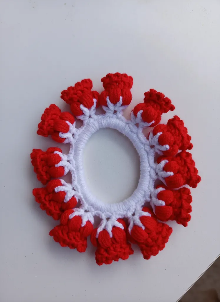 Örgü Kırmızı Beyaz Lale Desenli Lastik Toka Saç Aksesuarı