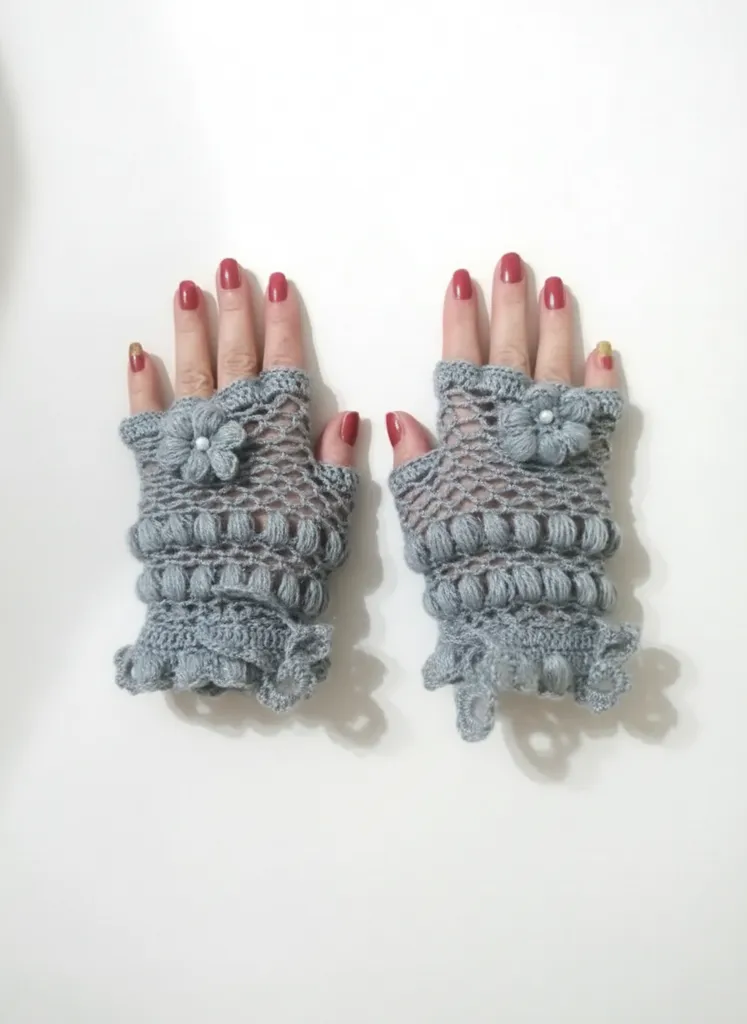 Gri Tığ İşi Eldiven - Simli Tiftik İplik ve Çiçek Detaylı
