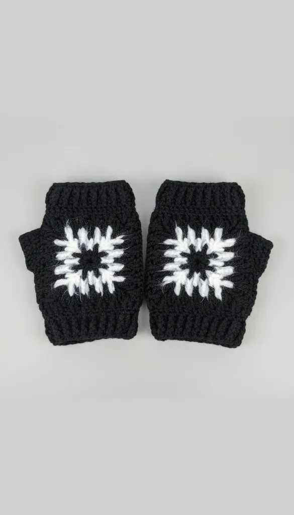 Siyah Örgü Eldiven - Beyaz Kar Tanesi Desenli Yarım Parmak Model