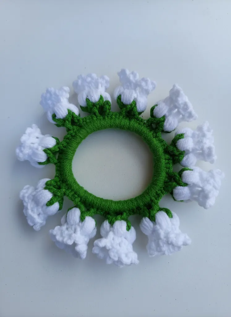 Beyaz Lale Desenli Örgü Saç Tokası - El Örgüsü ve Şık Tasarım