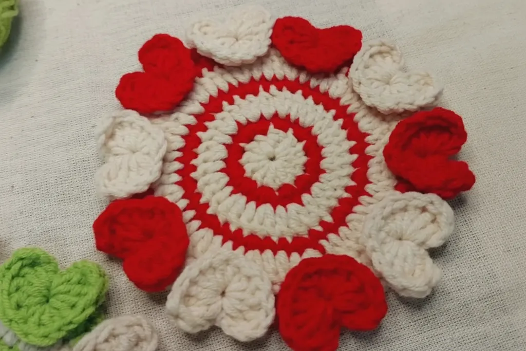 Kırmızı ve Beyaz Kalp Desenli Örgü Bardak Altlığı - El Emeği