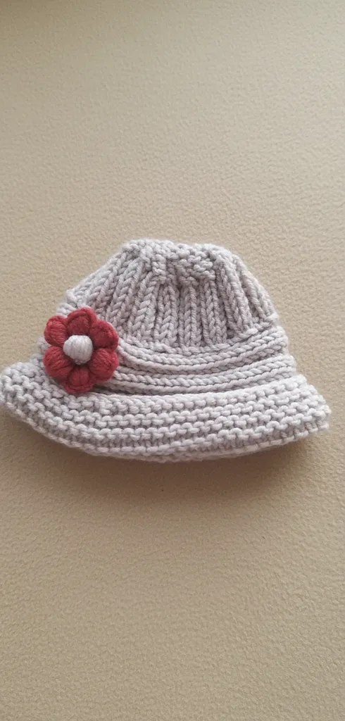 Krem Renkli Örgü Bebek Şapkası - Çiçek Detaylı ve El Emeği