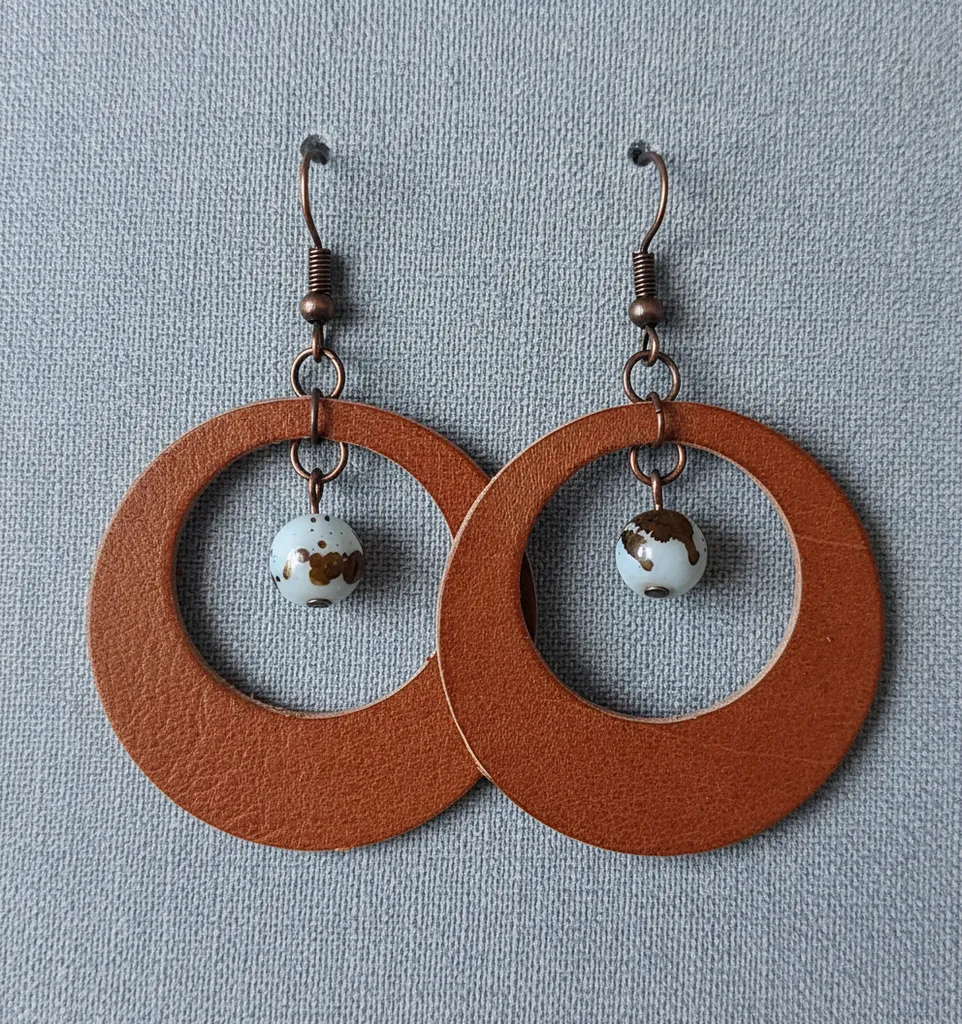 Kahverengi Deri Halkalı Boncuk Detaylı Küpe - El Emeği