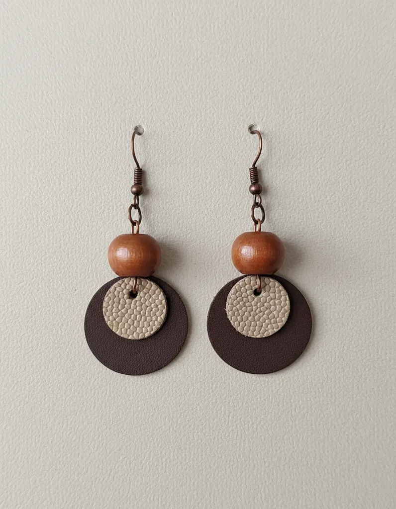 Ahşap Boncuk ve Deri Detaylı Küpe - El İşçiliği Tasarım