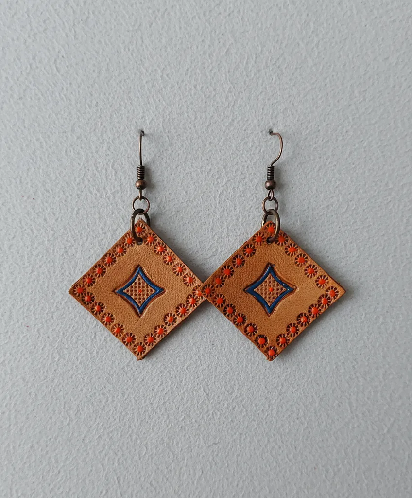 Kahverengi Deri Küpe - Kare Formlu, El İşçiliği Turuncu Detaylı