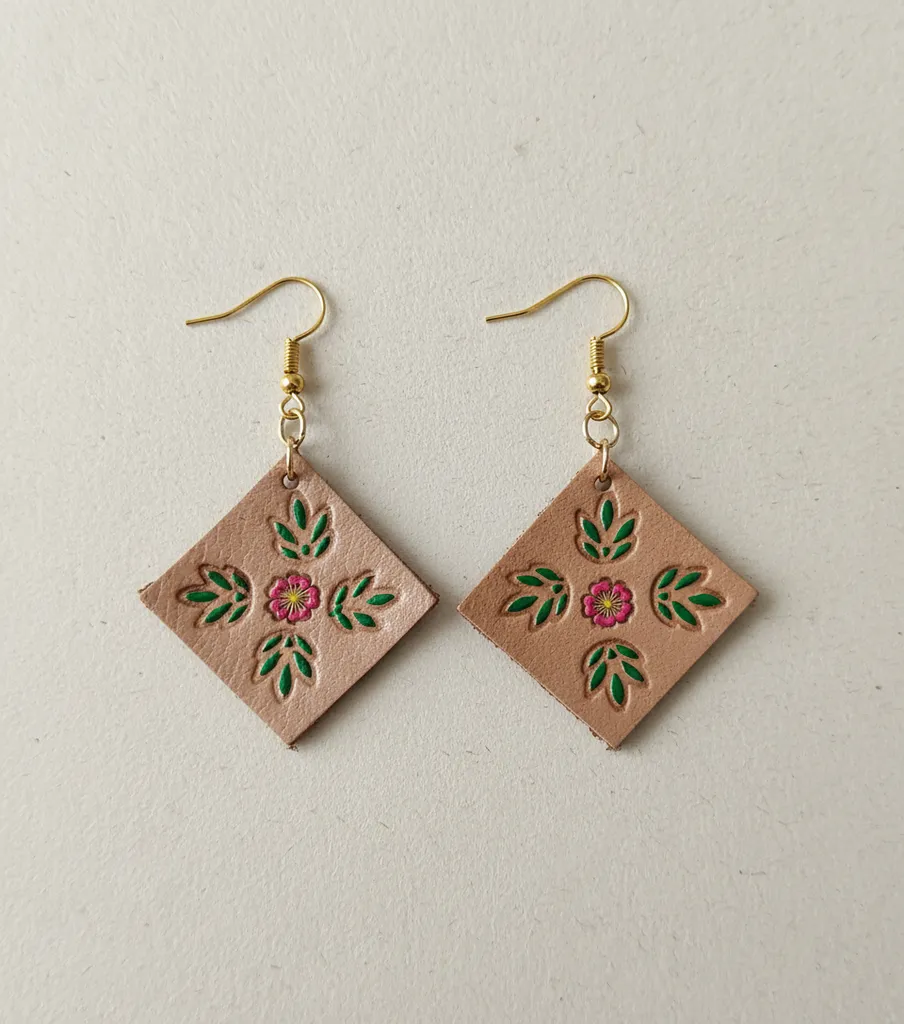 Kahverengi Deri Üzerine Çiçek Desenli Küpe - El Emeği