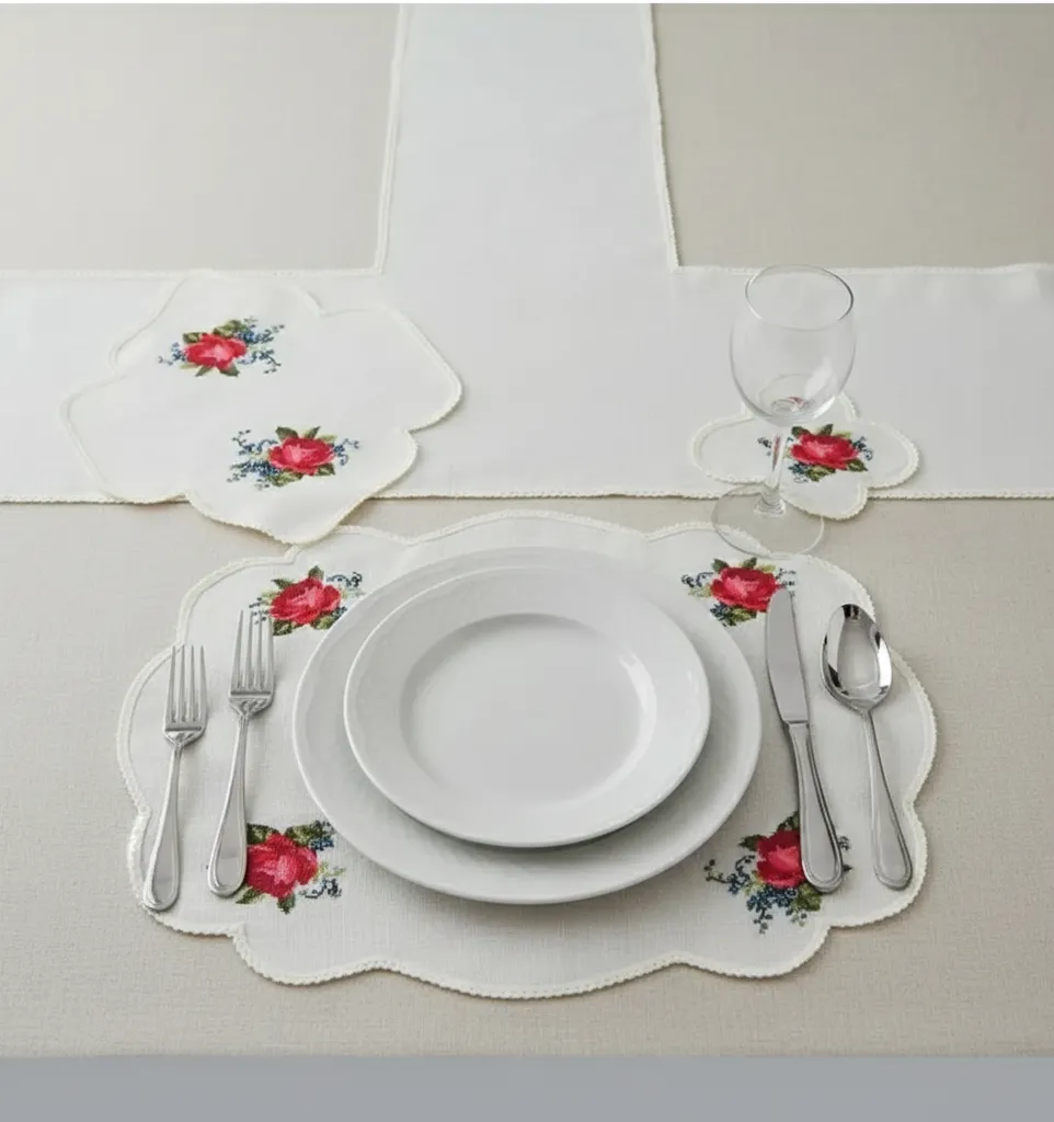 Etual Oda Takımı - Beyaz Kumaş Üzerine Gül Desenli El Emeği