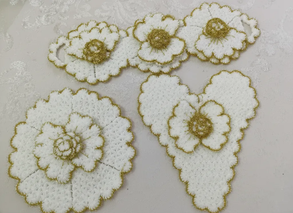 Beyaz ve Altın Simli Çiçek Desenli El Örgüsü Lif Modelleri