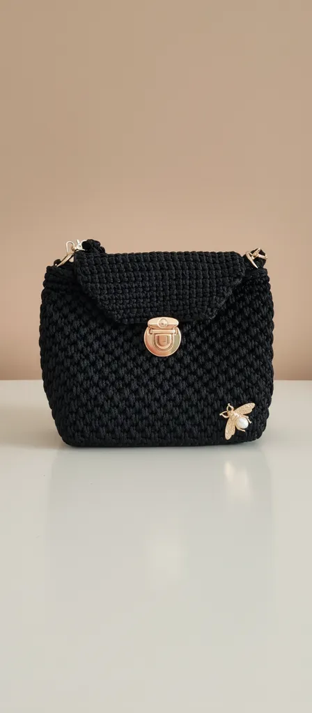 Siyah Makrome İpinden Astarlı Arı Aksesuarlı El Yapımı Çanta