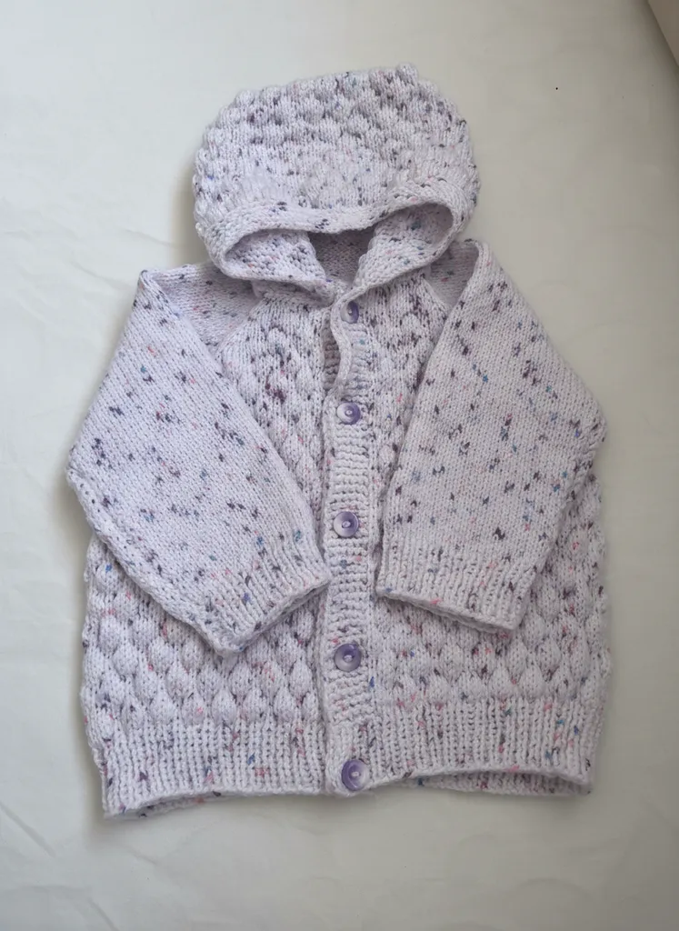 Kapşonlu Ebruli Kız Bebek Hırka - El Örgüsü Yumuşacık Bebek Hırkası