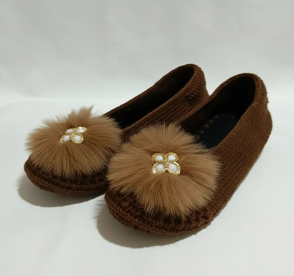 Kahverengi Örgü Ev Ayakkabısı - Ponponlu ve Şık Tasarım