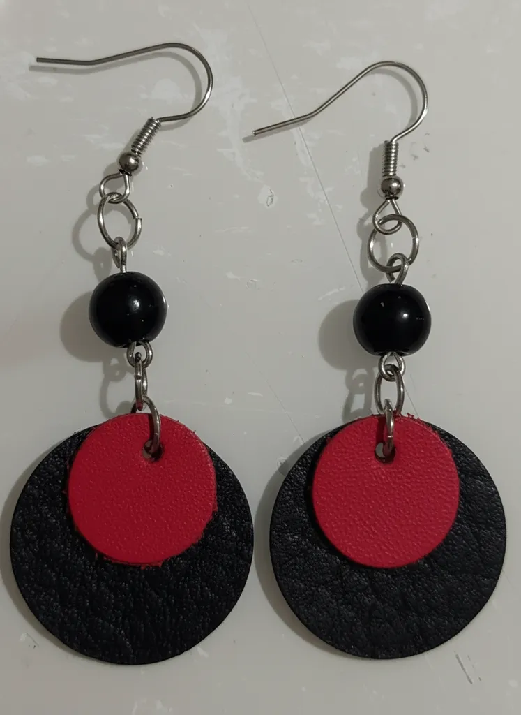 Siyah Boncuklu Kırmızı Detaylı Deri Küpe - El Emeği Tasarım