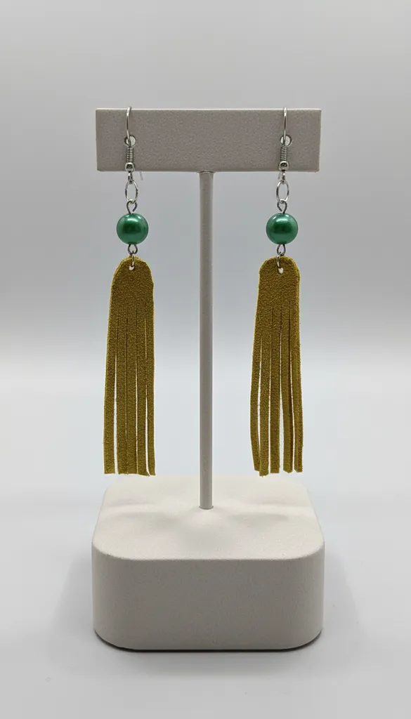 Sarı Süet Deri Püsküllü Yeşil Boncuklu Küpe - El Emeği