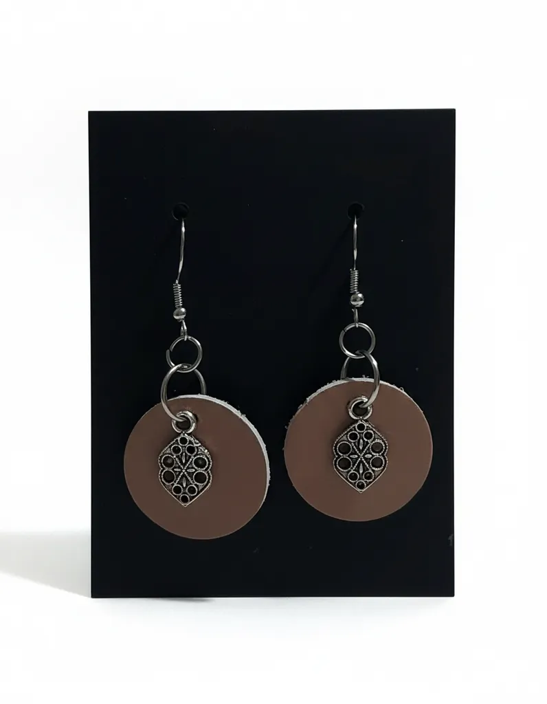 Kahverengi Deri Disk ve Metal Aksesuarlı Küpe - El Emeği Tasarım