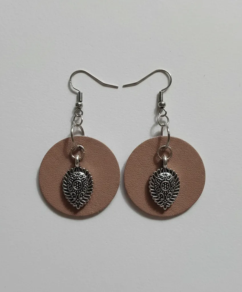 Kahverengi Deri Disk Küpe Gümüş Renkli Metal Aksesuar Detaylı