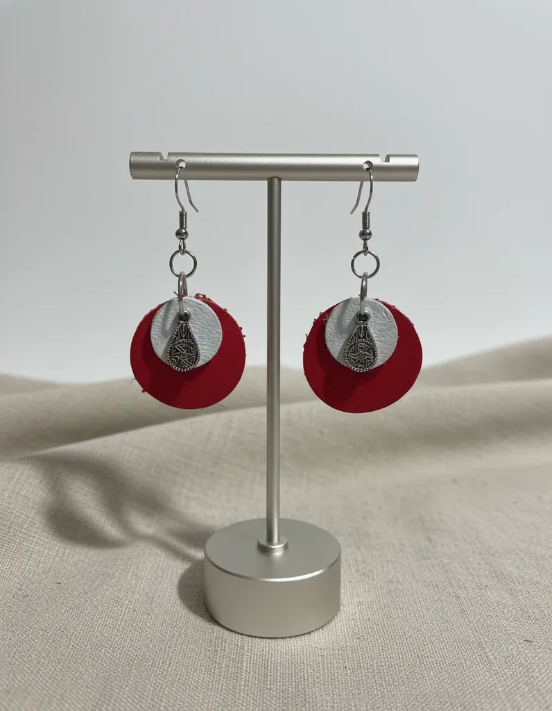 Fuşya ve Beyaz Yuvarlak Deri Küpe - Metal Aksesuar Detaylı