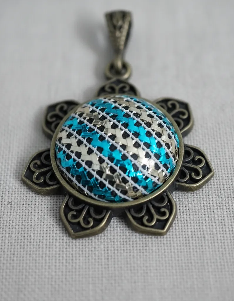 Turkuaz ve Gümüş Simli Tel Kırma Kolye - Antik Yeşil Detaylı