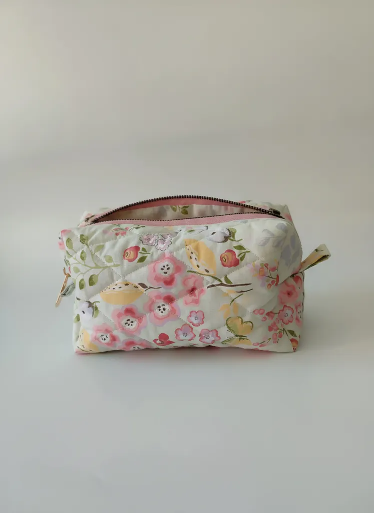 Pembe Çiçek Desenli Kapitone Makyaj Çantası - Çok Amaçlı Organizer