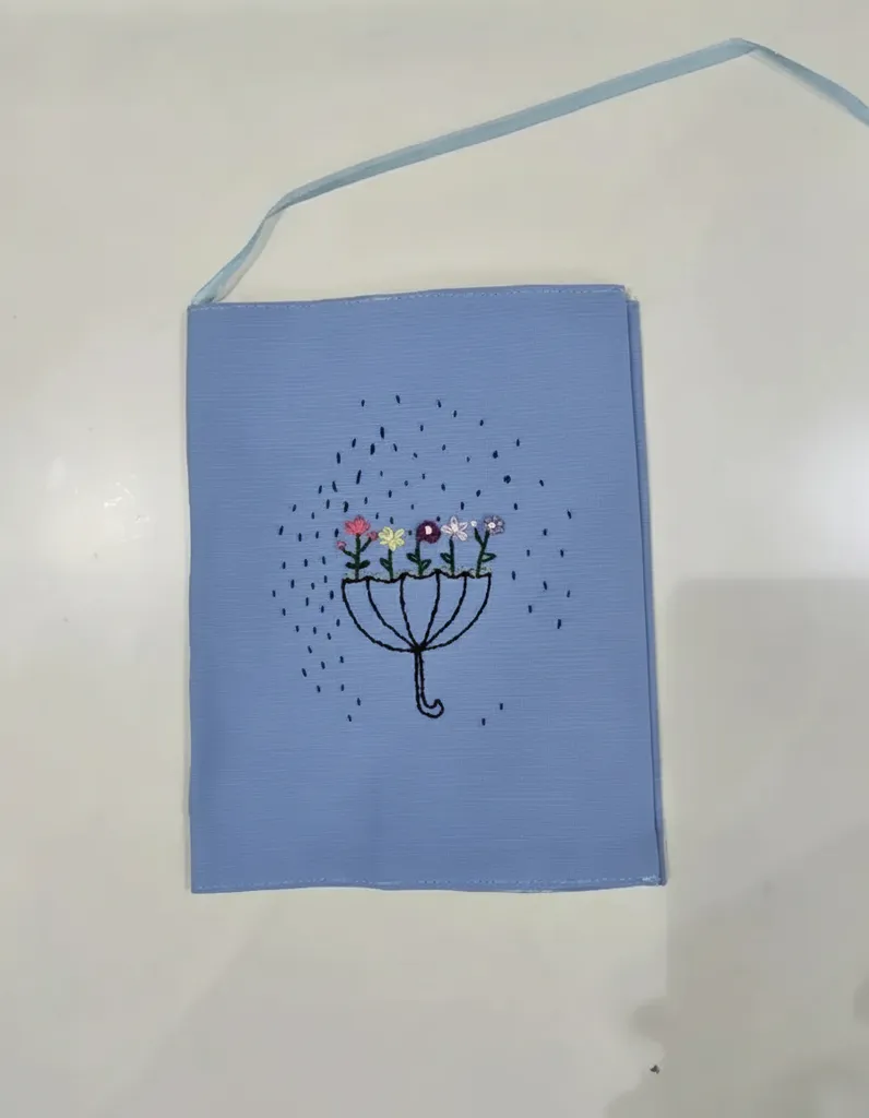 Mavi Kumaş Kitap Kılıfı - Şemsiye ve Çiçek İşlemeli Tasarım