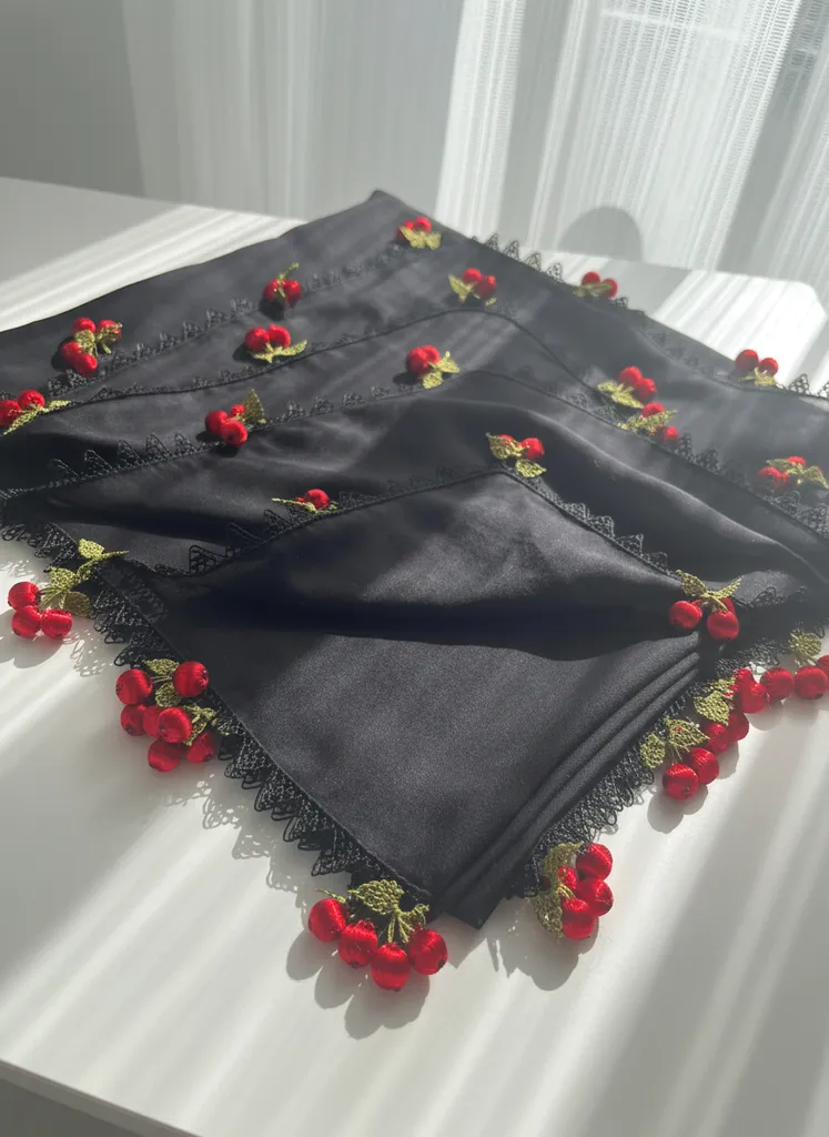 Siyah Renkli Kiraz Motifli İğne Oyası Tülbent - El Emeği