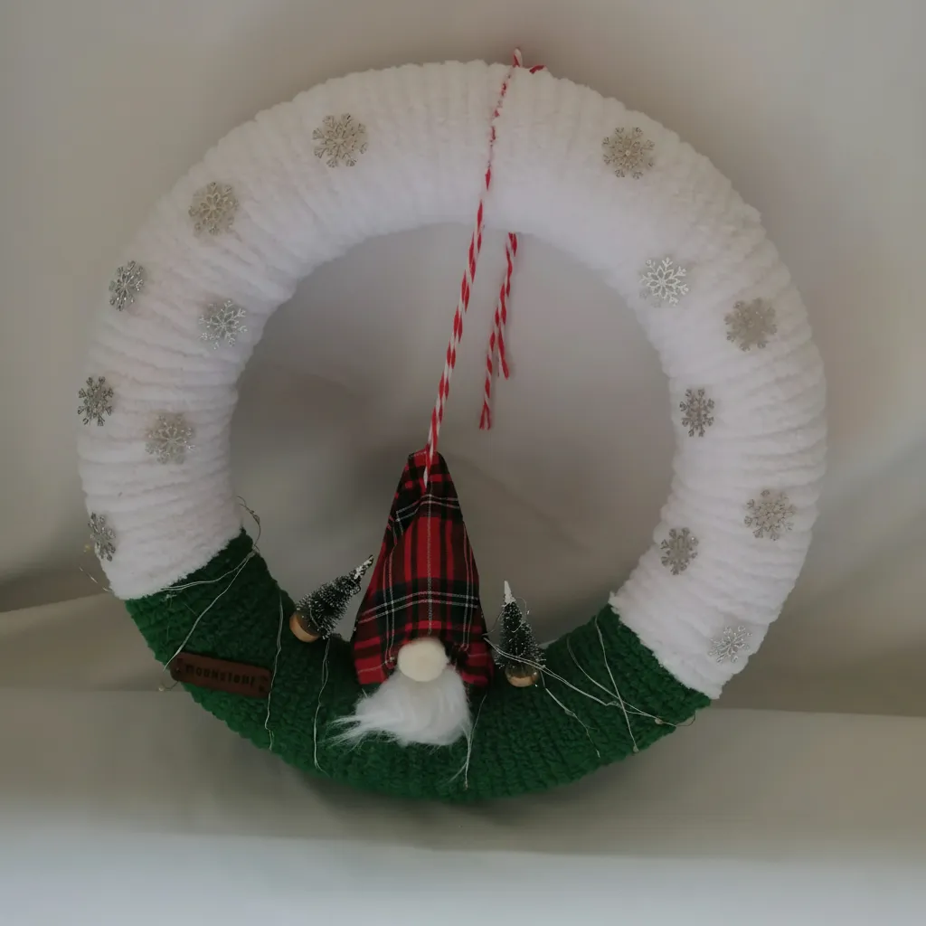 Yılbaşı Temalı Örgü Kapı Çelengi - Cüceli ve LED Işıklı 30cm