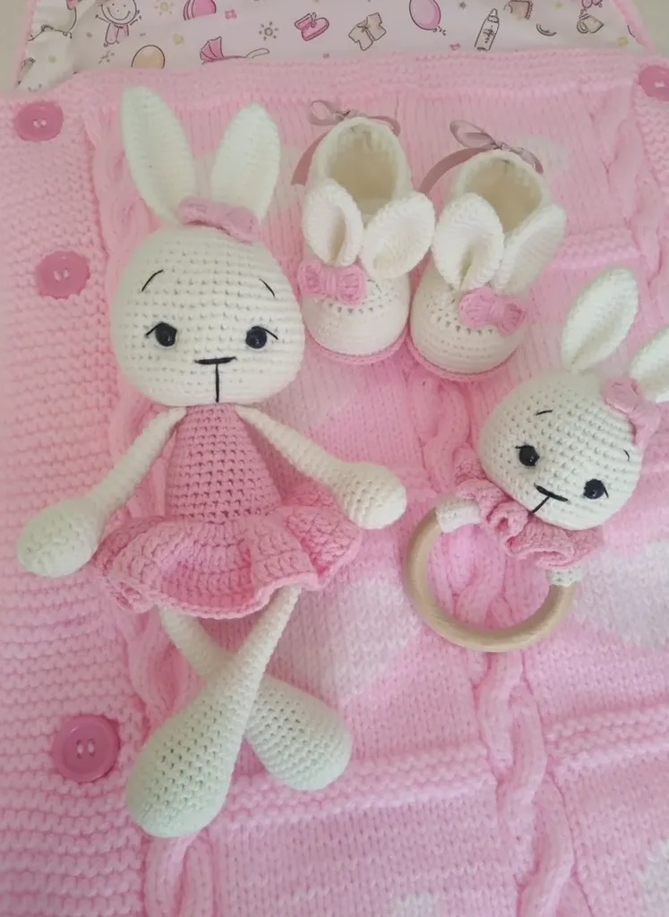 Tavşan Temalı El Örgüsü Bebek Seti (Oyuncak, Patik, Dişlik)